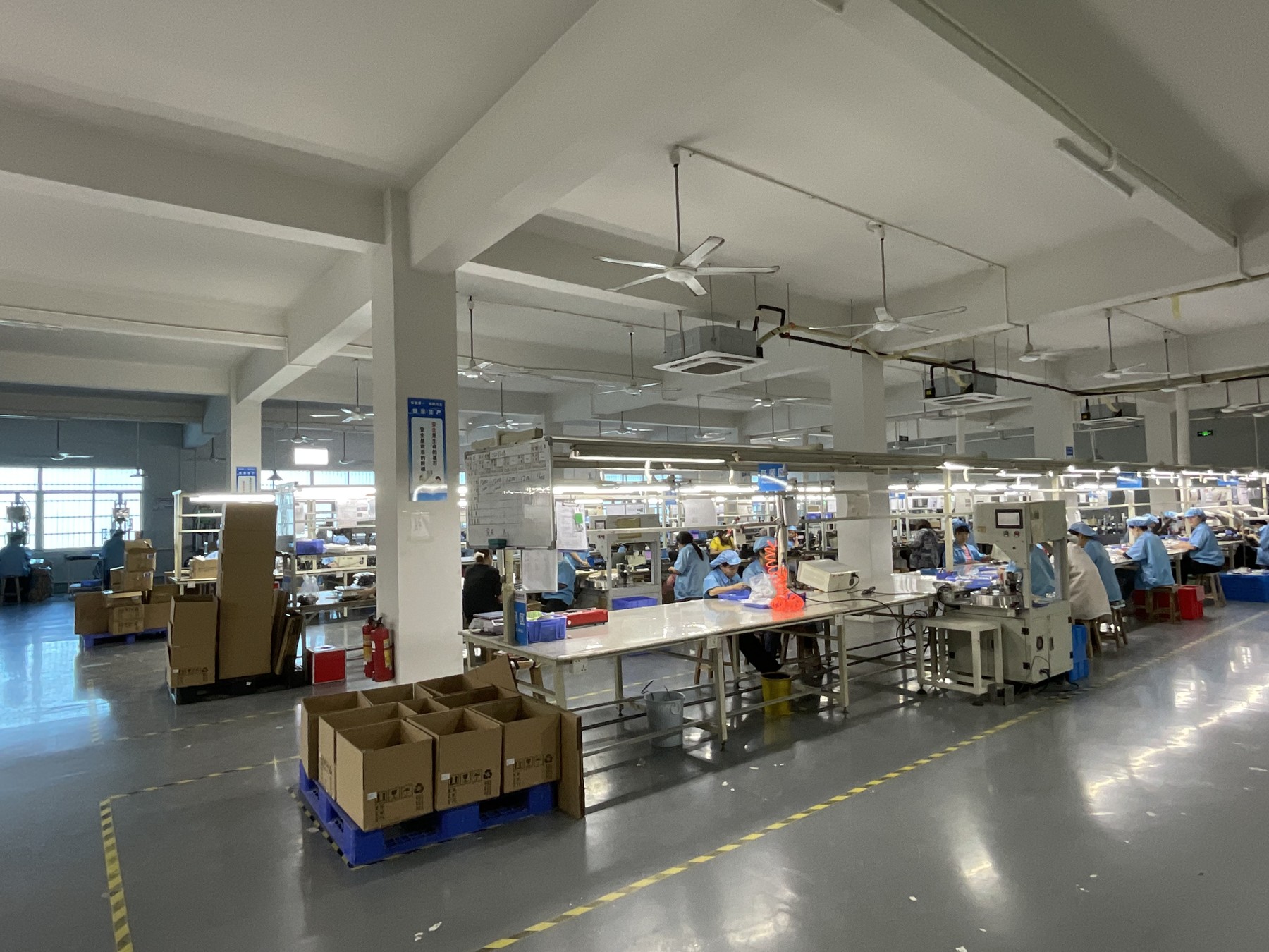 Assembly workshop with workstations and component handling