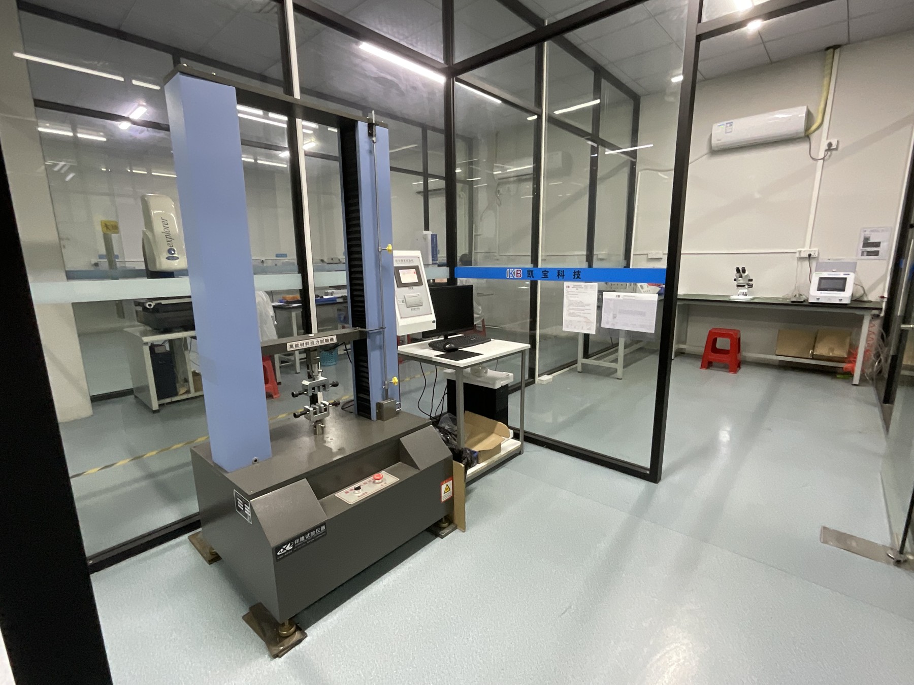Actual tensile-test frame and clamping equipment